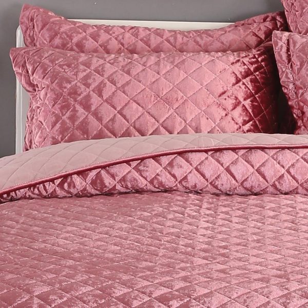 dark pink diamond quilted bedspread